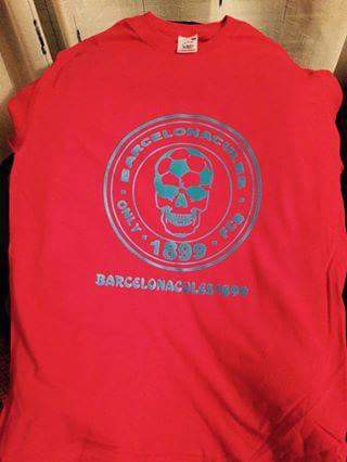 Camiseta roja con logo plateado