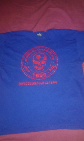 Camiseta azul electrico con letras rojas